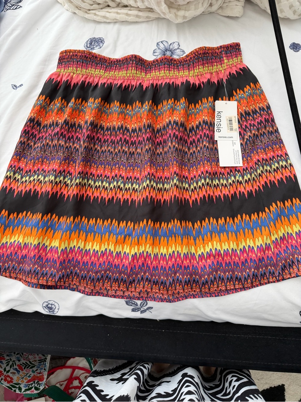 kensie Black Multicolor Chevron-Print Smocked Mini Skirt